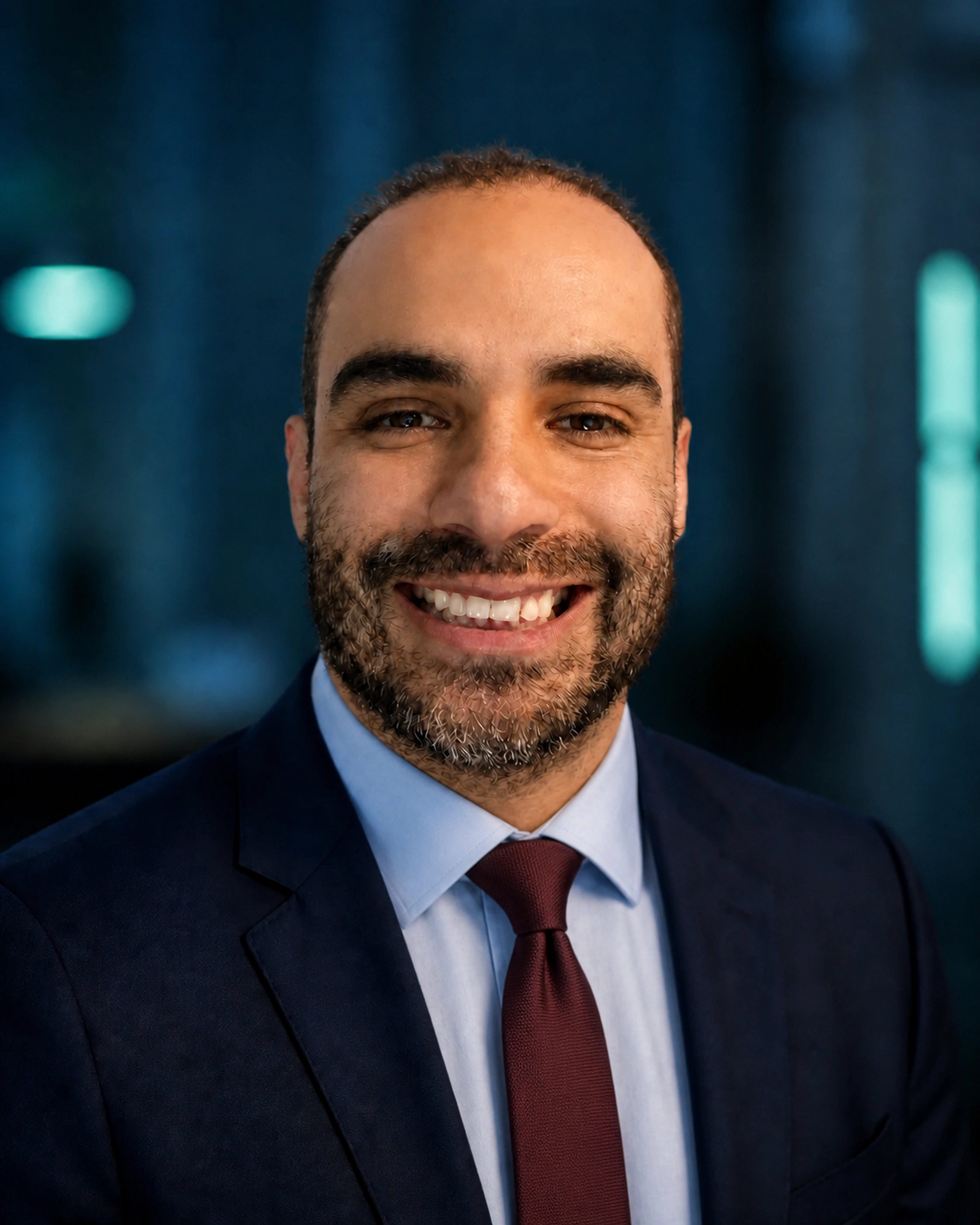 Retrato profesional de Bastián Ruz Morales con traje y corbata